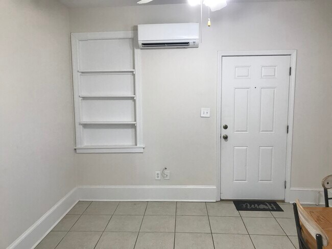 Living - 4840 Banks St