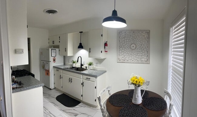 Foto del edificio - 913 Prentice Ln