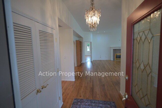 Building Photo - No step entry 2 bed, office, 2 bath, 2 car garage on 1.28 acres