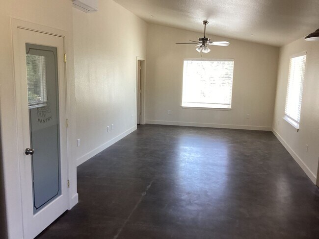 Foto del edificio - Newly Built Home Near Salt Creek Trail Move in Ready