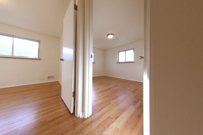 Suelos de madera en los dormitorios - 3249 Salem St