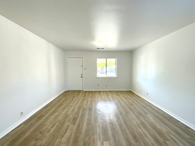 Building Photo - **APPLICATION RECEIVED** **MOVE IN SPECIAL** Ready 3-Bedroom Just Minutes from I-35!