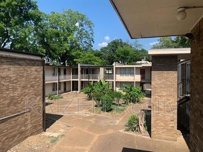 Foto del edificio - 151 N Belvedere Blvd