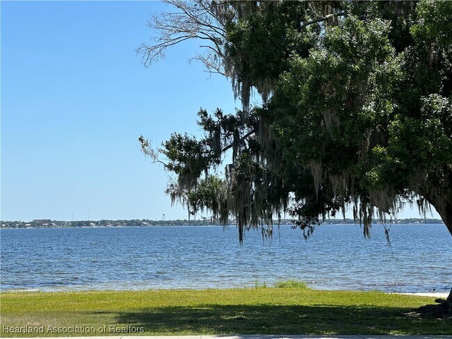 Foto del edificio - 4640 Lakeview Dr