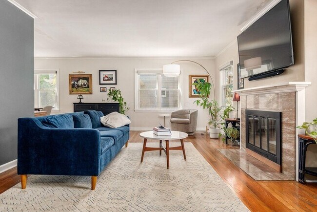 Foto del edificio - Spacious 4BR Home with Finished Lower Level & Fenced Yard in Upper Arlington