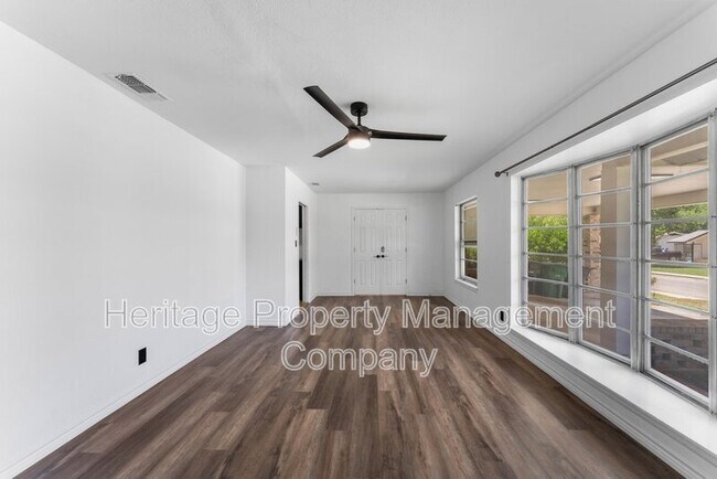 Building Photo - 3614 Versailles Dr