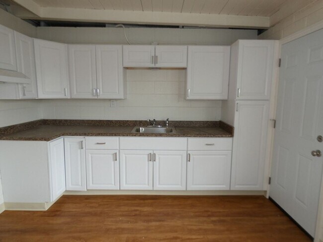 Foto del edificio - Clean and Bright 2 Bedroom 1 Bath Duplex
