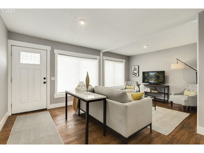 Foto del edificio - Charming NE 3 Bed 2 Bath House - Storage, ...