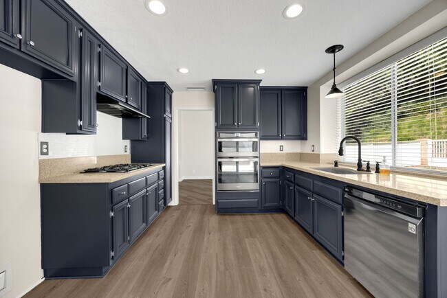 Foto del edificio - Beautiful Remodeled Two Story 4 Bed 2.5 Bath Home w/ Solar + 3 Car Garage