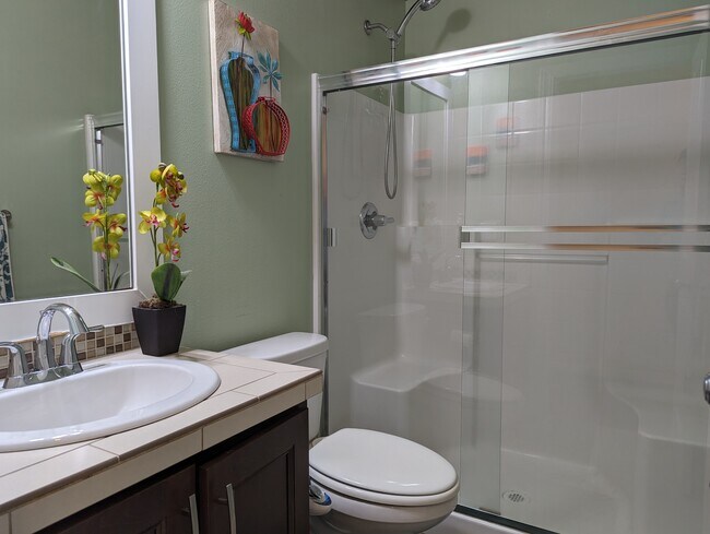 Baño completo para invitados en la planta principal - 3724 196th Pl SE