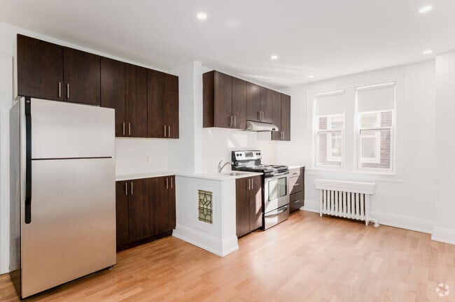 2BR, 1BA - 721SF - Kitchen - 310-312 LONSDALE RD