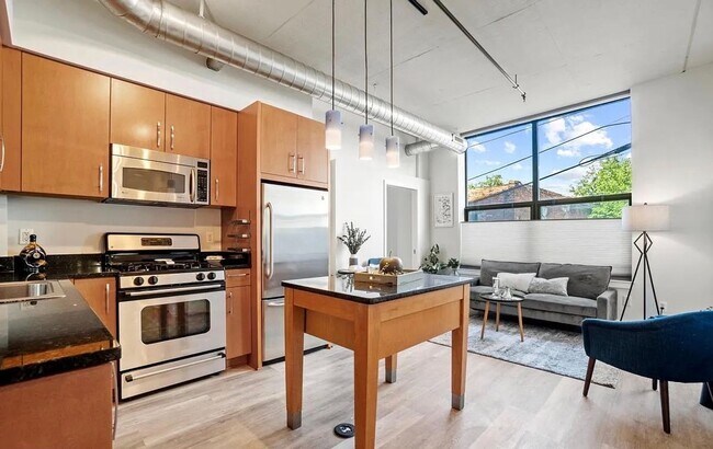 Foto del edificio - Modern 2BR, 2BA Industrial-Chic Living in ...