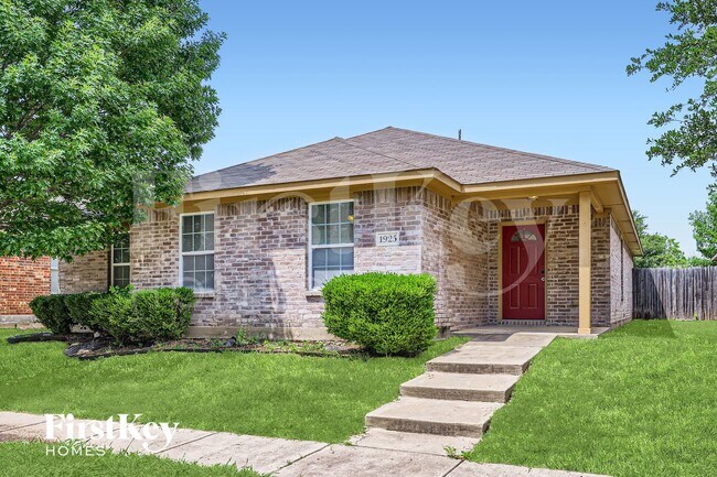 Building Photo - 1925 Cross Oaks Dr