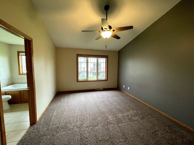 Primary Bedroom - 1051 Tamarack Way