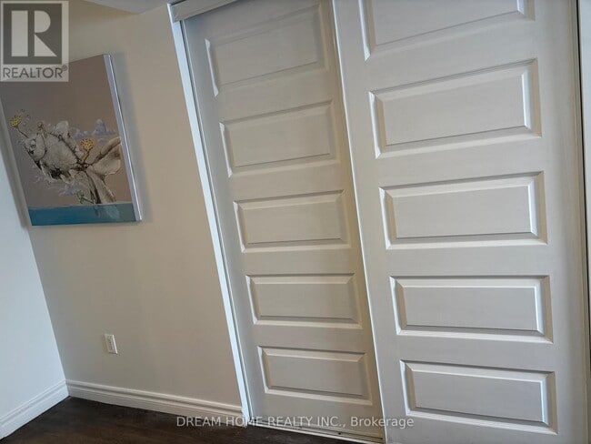 Building Photo - 850 Clarkson Rd S