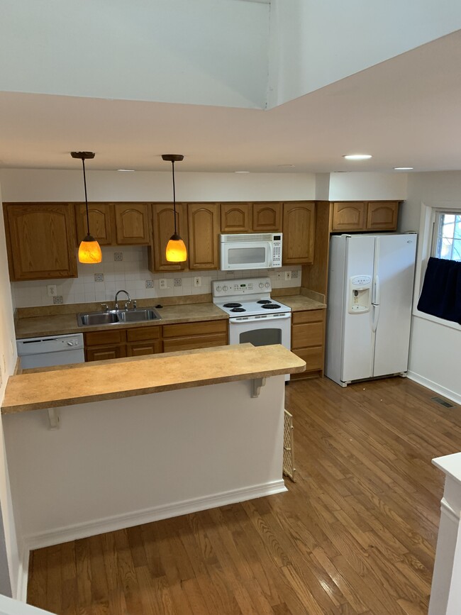 Kitchen - 30 Maple Hollow Ct