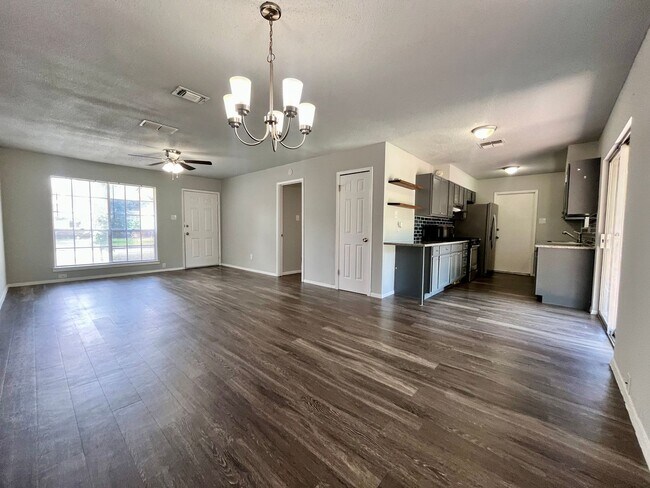 Foto del edificio - 3 Bedroom 2 Bath~ Close to Fort Sam!