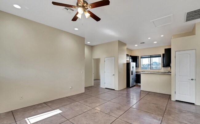 Building Photo - 855 E Halcyon Rd
