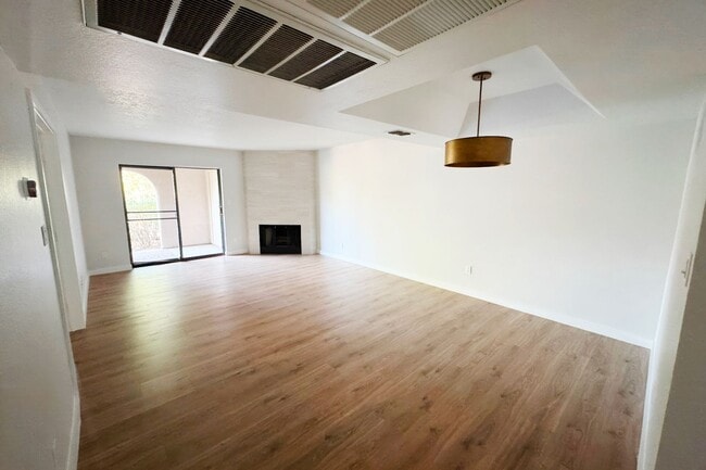 Foto del edificio - Luxury Scottsdale Condo: Modern Comfort in McCormick Ranch’s Premier Community!