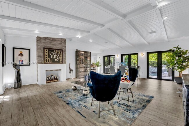 Foto del edificio - 231 Fluvia Ave