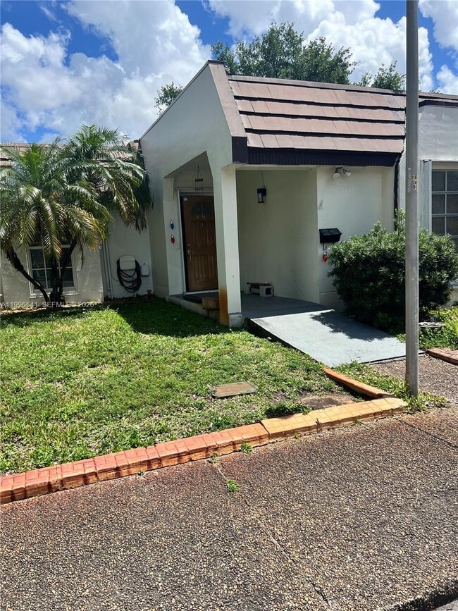 Building Photo - 7411 Twin Sabal Dr