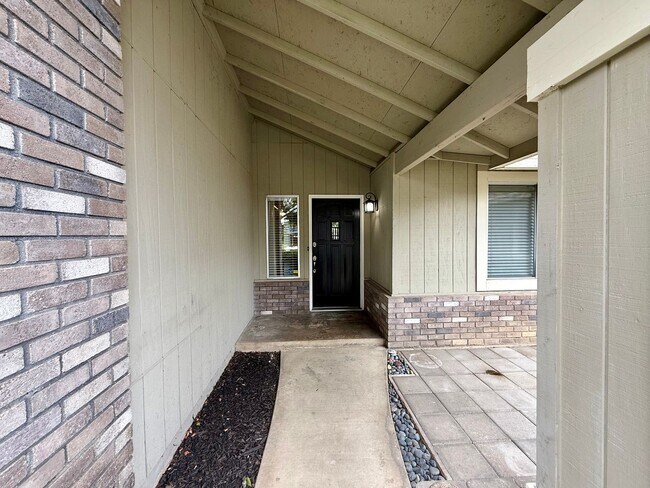 Foto del edificio - Single story home with vaulted ceilings!