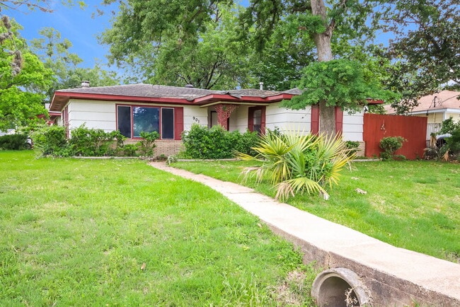 Building Photo - 901 Westmont Dr