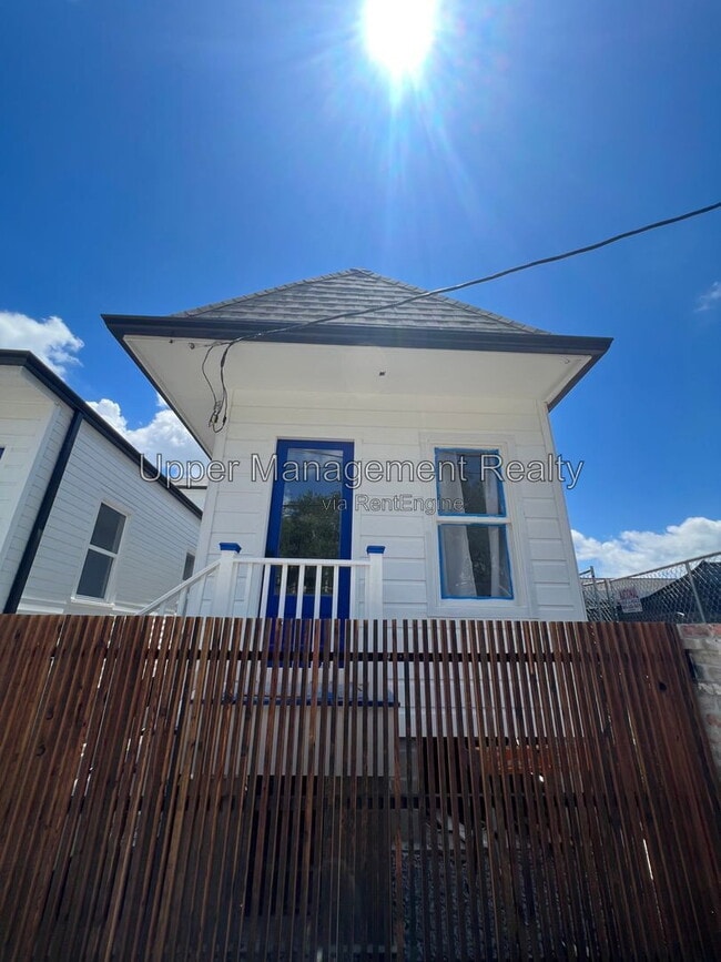 Building Photo - 817 Adams St