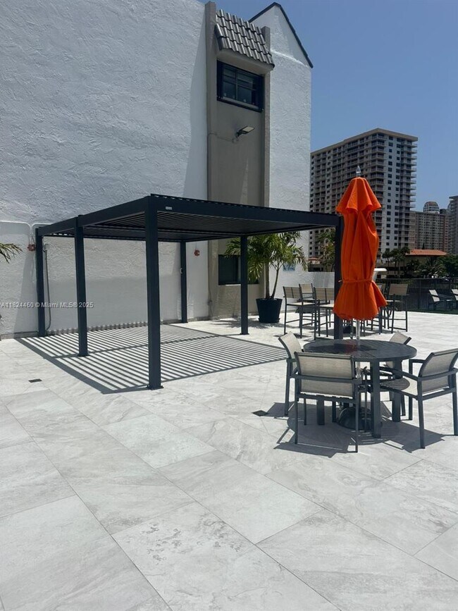 Foto del edificio - 4000 NE 168th St