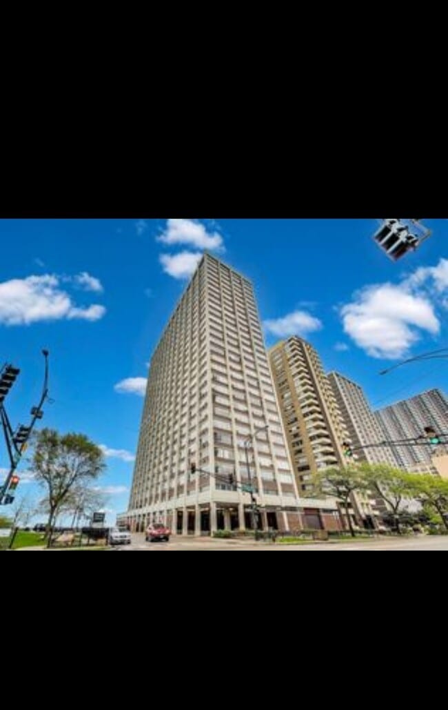 Building Photo - 6171 N Sheridan Rd