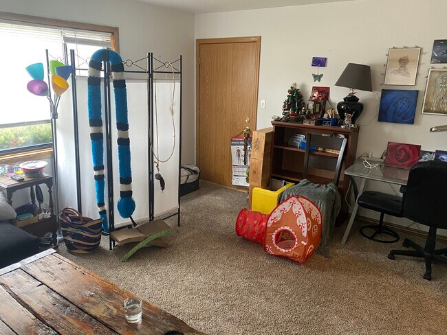 Lvg Rm - 9710 W Oklahoma Ave