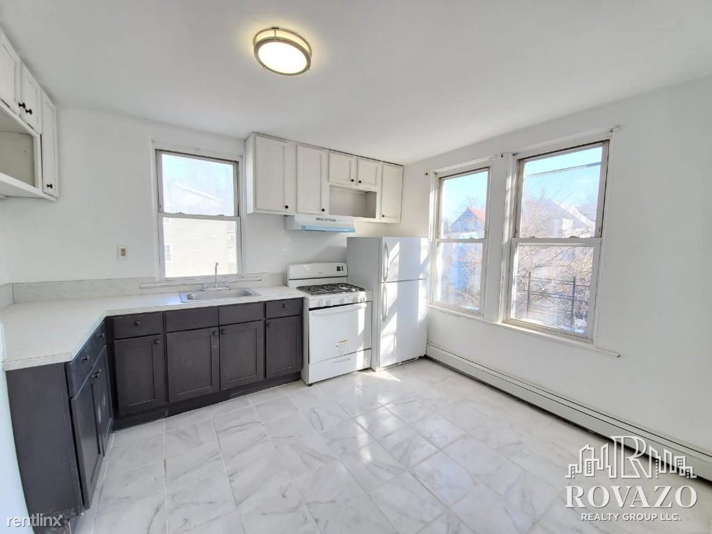 3 br, 1 bath - 80 Chelsea Ave # 2 - 3 br, 1 bath  - 80 Chelsea Ave # 2