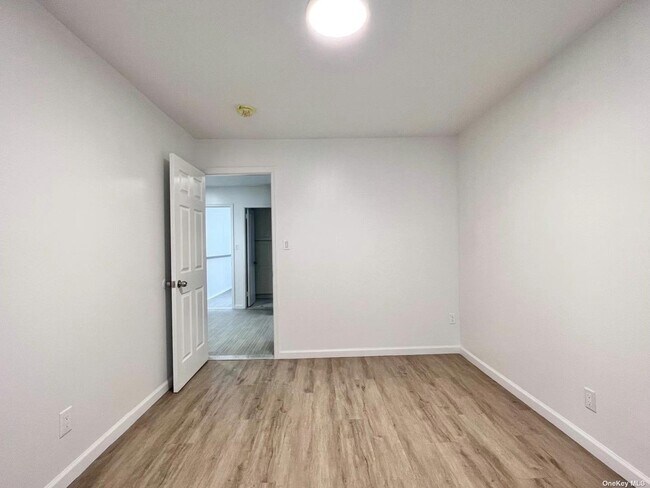 Foto del edificio - 60-72-72 60th Rd