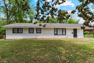 Building Photo - 1301 Beaumont Dr