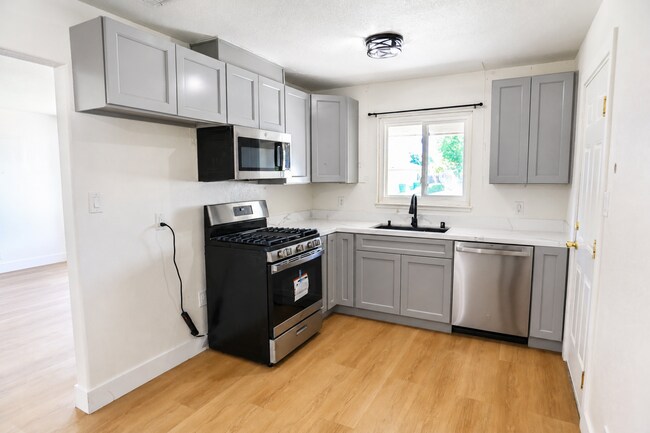 Foto del edificio - Adorable 1 Story Home For You, 2 weeks free rent