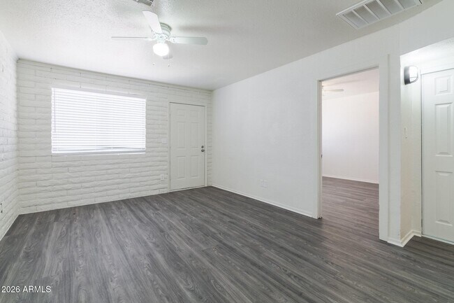 Foto del edificio - 3111 W Jefferson St