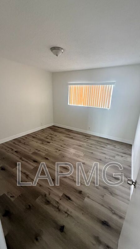 Foto del edificio - 639 Rose Ave