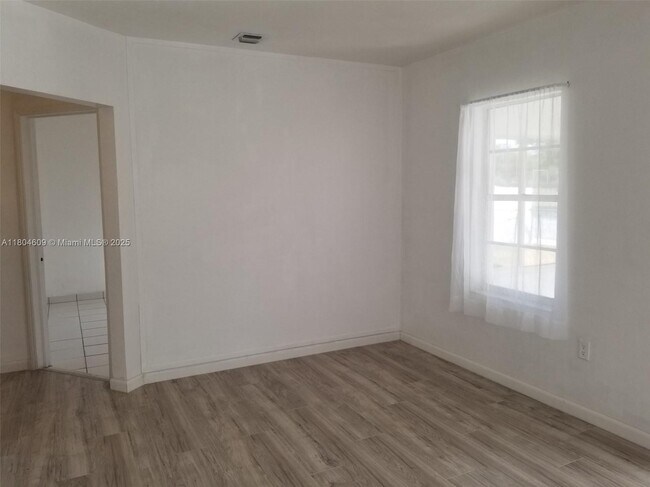 Foto del edificio - 1215 NE 127th St