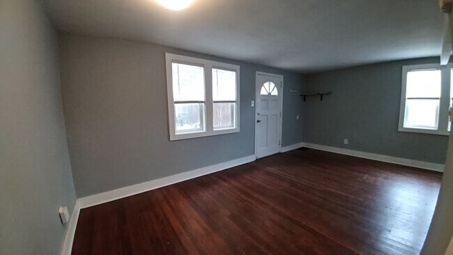 Building Photo - 734