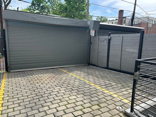 Foto del edificio - 818 Kennedy St NW