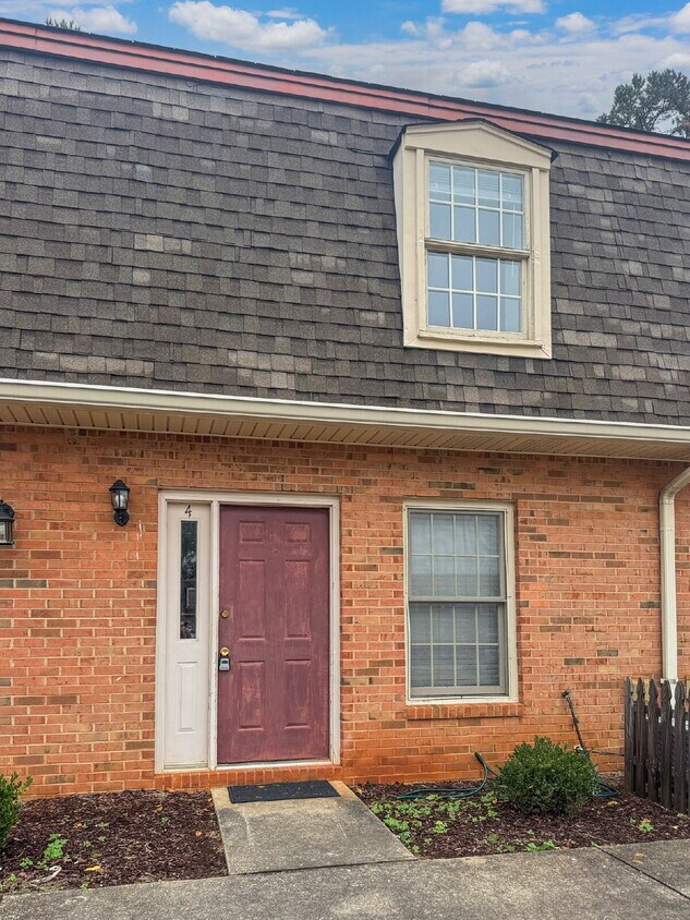 Foto principal - Charming 2 Bed 1.5 Bath Townhouse in Oakwood!