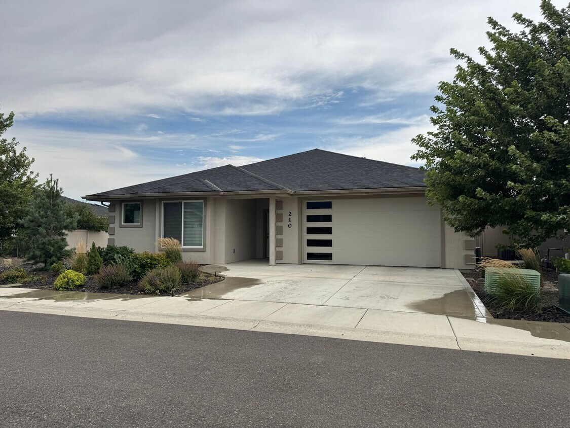 Foto principal - 3-Bed, 2 Bath Stunner in Kestrel Point