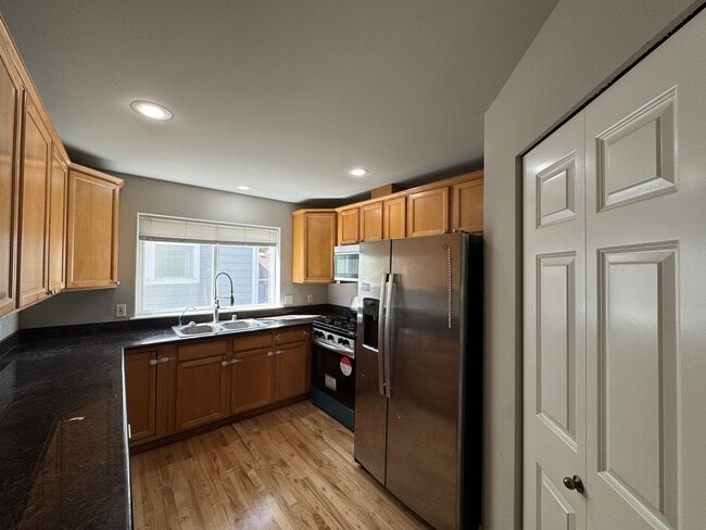 Building Photo - Spacious 5BR Queen Anne Townhome