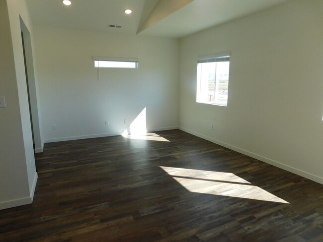 Building Photo - Within Walking Distance to Community Hospital