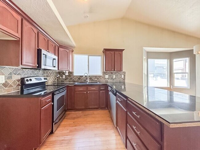 Foto del edificio - 5 bed 3 bath home in quiet neighborhood!