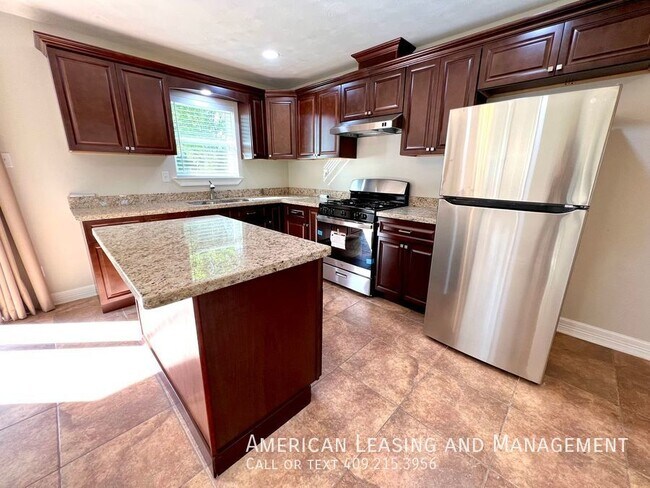 Building Photo - Newly Remodeled 3 Bedroom Available!