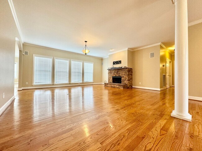 Building Photo - One level Executive Home - 3 Bed, 2 Bath H...