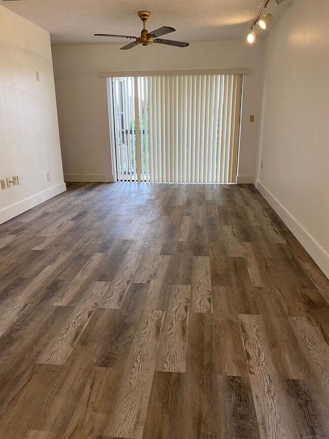 Foto del edificio - 660 W Park Dr