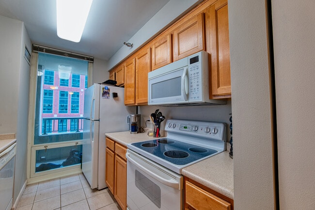 Building Photo - 345 N La Salle Dr
