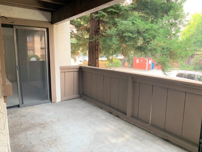 Building Photo - 1122 Woodside Rd